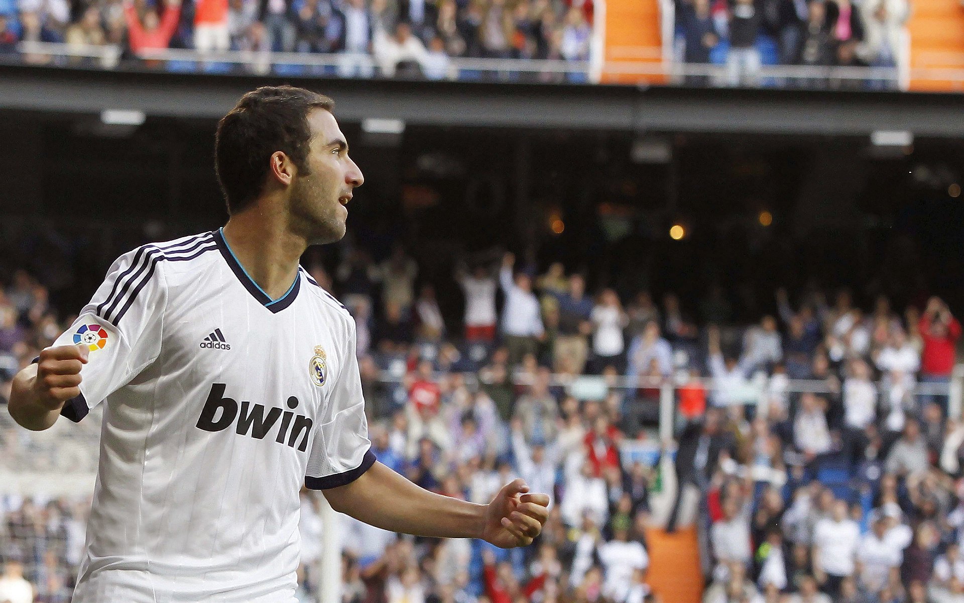 《FIFA》未来足球“虚拟盛典”震撼开启，全球玩家狂欢盛宴！